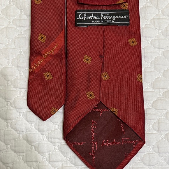 Salvatore Ferragamo 100% Silk Burgundy Tie with Gold Geometric Pattern - Picture 5 of 6